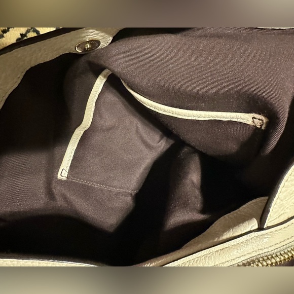 100% Authentic Coach white leather purse.  Very good condition.  Smells like new - Picture 5 of 13